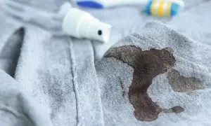 Jak sprać silikon z ubrania - skuteczne metody na trudne plamy