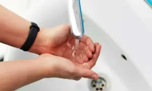 Dłonie pod bieżącą wodą z kranu. Zastanawiasz się, jak zmierzyć ciśnienie wody w kranie?