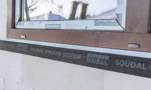 Taśma do szczelnego montażu okien Soudal Window System zapewnia izolację i ochronę przed wilgocią.