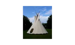 Gotowe tipi ze stabilizatorem, gotowe do rozłożenia na trawie, pod błękitnym niebem.