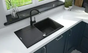 Nowoczesny czarny zlew z baterią na białym blacie. Dowiedz się, jak zamontować zlew na blacie, by stworzyć stylową kuchnię.