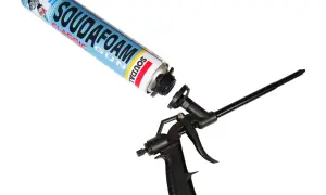 Pistolet do piany pistoletowej Soudal Classic Gun, gotowy do użycia.