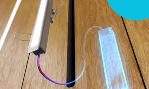 Profil LED W: zobacz, jak zamontować ledy na ścianie. Prosty montaż taśmy LED w profilu aluminiowym.