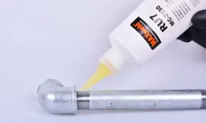 Aplikacja uszczelniacza Soudal Fix All Turbo na gwintowane połączenie rur.