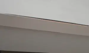 Jak naprawić spuchnięte meble? Widoczna szczelina między elementami mebla świadczy o problemie.