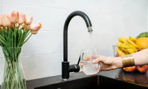 Czy warto filtrować wodę z kranu? Odkryj zalety i wady filtracji