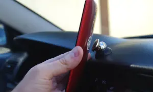 Jak zamontować uchwyt na telefon do deski rozdzielczej bez problemów