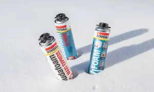 Trzy puszki pianki montażowej zimowej Soudal w śniegu. Jedna to pianka "Maxi Express", druga "Classic", a trzecia "Foam".