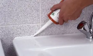 Silikon czy akryl do listew – wybór, który uchroni przed problemami