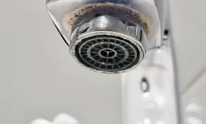 Kamień na kranie? Zobacz, jak wykręcić sitko z kranu, by przywrócić mu dawny blask i sprawność.
