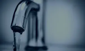 Jak naprawić cieknący kran i uniknąć wysokich rachunków za wodę