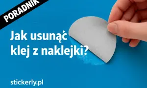 Poradnik: Jak usunąć klej z naklejki? Dłoń trzyma fragment szarej naklejki, odsłaniając klej.