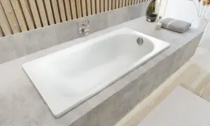 Nowa wanna z baterią i ozdobami. Zastanawiasz się, ile zastyga silikon sanitarny? Czas schnięcia zależy od grubości warstwy i wilgotności.