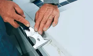 Jak usunąć stary silikon domowym sposobem? Skuteczne metody bez chemii