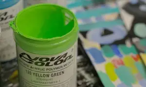 Słoik z zielonym akrylem Nova Color. Po jakim czasie można malować akryl? Po wyschnięciu poprzedniej warstwy.