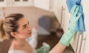Czym czyścić meble okleinowane, aby ich nie uszkodzić? Sprawdź!