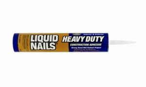 Tubka z klejem budowlanym Liquid Nails Heavy Duty. To gwóźdź w płynie, który zapewni trwałe połączenie.