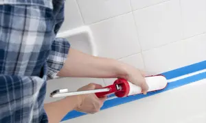 Nakładanie silikonu łazienkowego. Zastanawiasz się, ile schnie silikon łazienkowy? Czas schnięcia zależy od produktu.