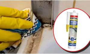 Żółte rękawiczki czyszczą pleśń z fugi. Obok tubka silikonu sanitarnego Soudal, który pomoże usunąć stare uszczelnienie i zapobiec pleśnieniu.