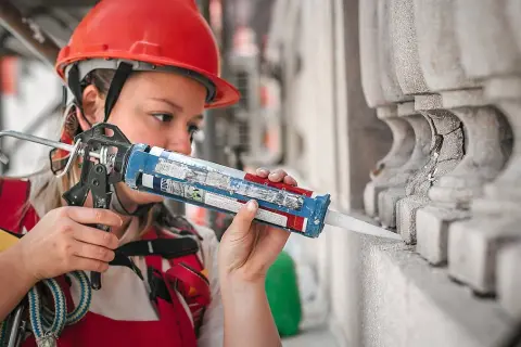 Jak włożyć tubę do pistoletu do silikonu - proste kroki i porady