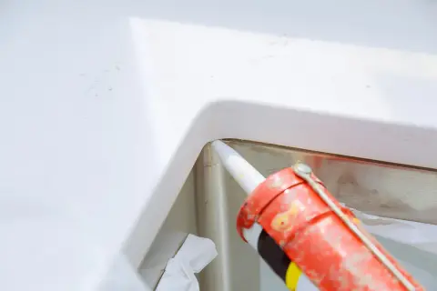 Uszczelnianie brodzika silikonem. Zastanawiasz się, jak długo schnie silikon w brodziku? Czas schnięcia zależy od wielu czynników.