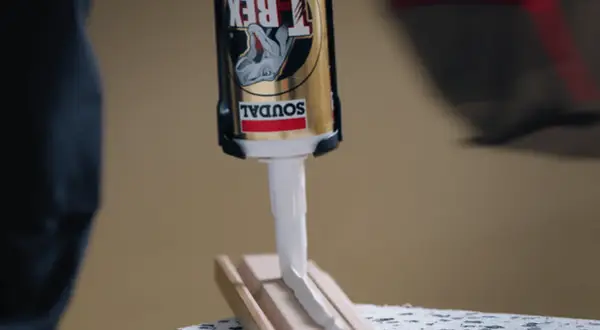 Aplikacja wodoodpornego kleju montażowego Soudal T-Rex na drewniane listwy.
