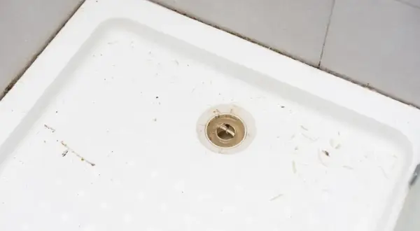 Skuteczne sposoby na to, czym wyczyścić silikon w kabinie prysznicowej