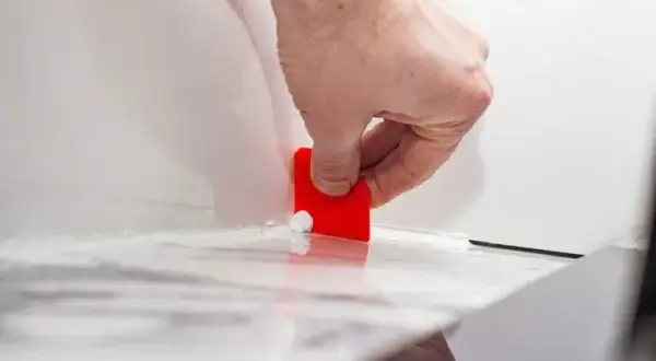 Ile schnie silikon w kabinie? Odkryj kluczowe czasy utwardzenia