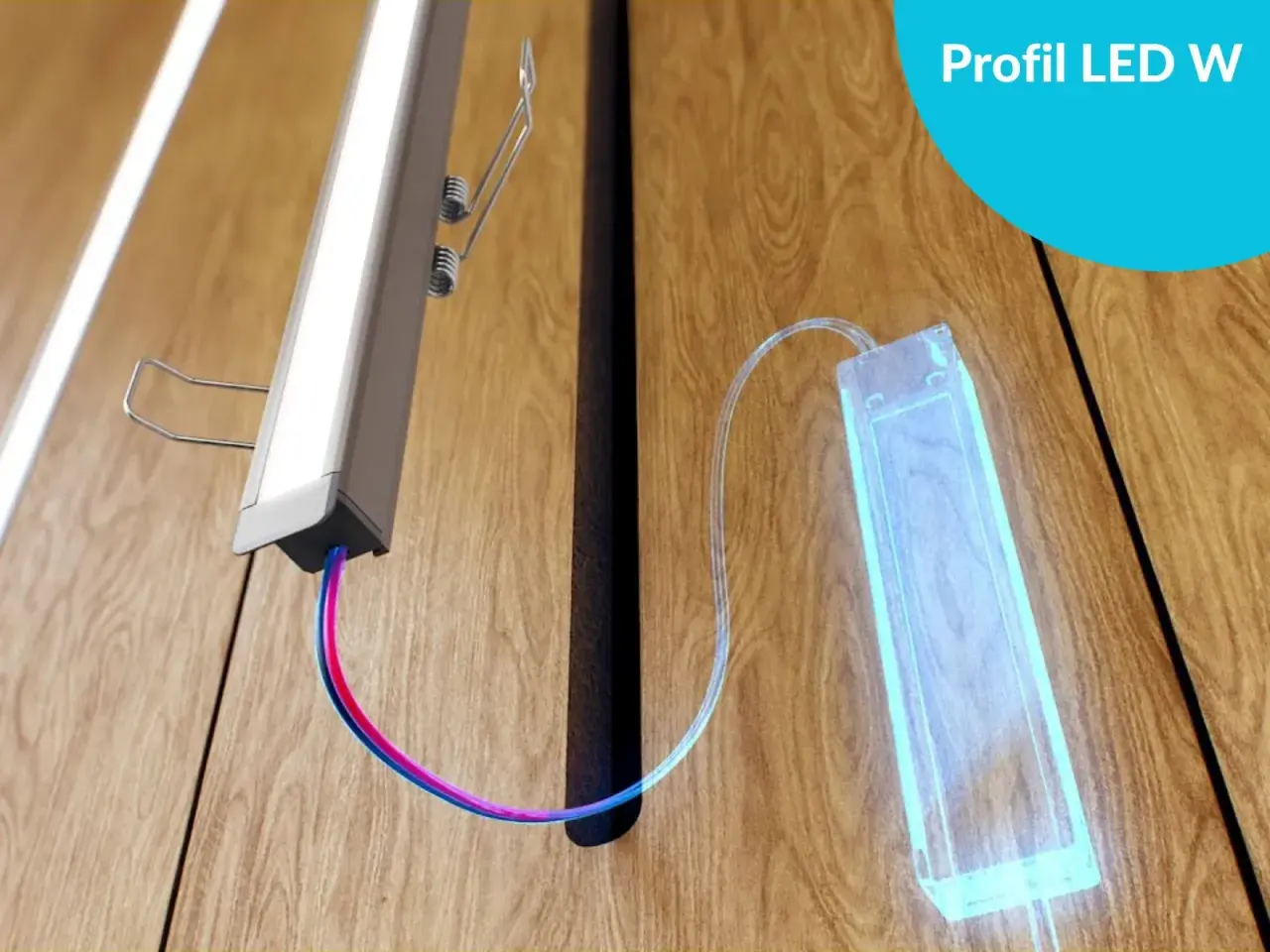 Profil LED W: zobacz, jak zamontować ledy na ścianie. Prosty montaż taśmy LED w profilu aluminiowym.
