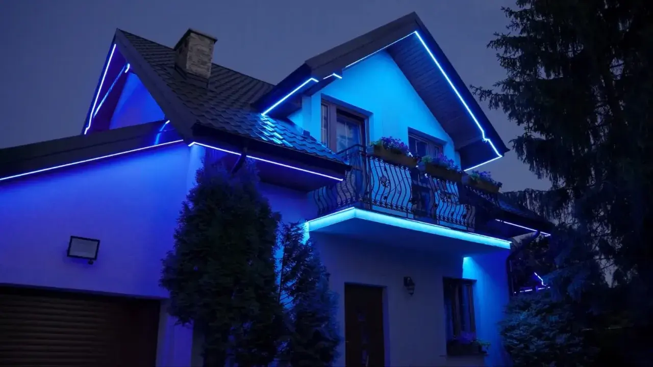 Elegancki dom oświetlony niebieską taśmą LED. Pokazuje, jak zamontować taśmę led, tworząc nowoczesną iluminację.