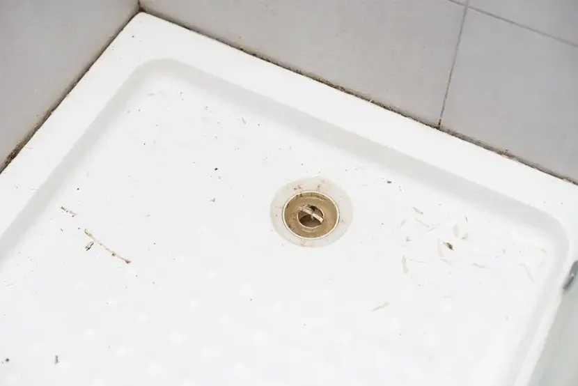Skuteczne sposoby na to, czym wyczyścić silikon w kabinie prysznicowej