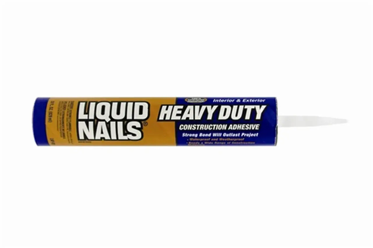 Tubka z klejem budowlanym Liquid Nails Heavy Duty. To gwóźdź w płynie, który zapewni trwałe połączenie.