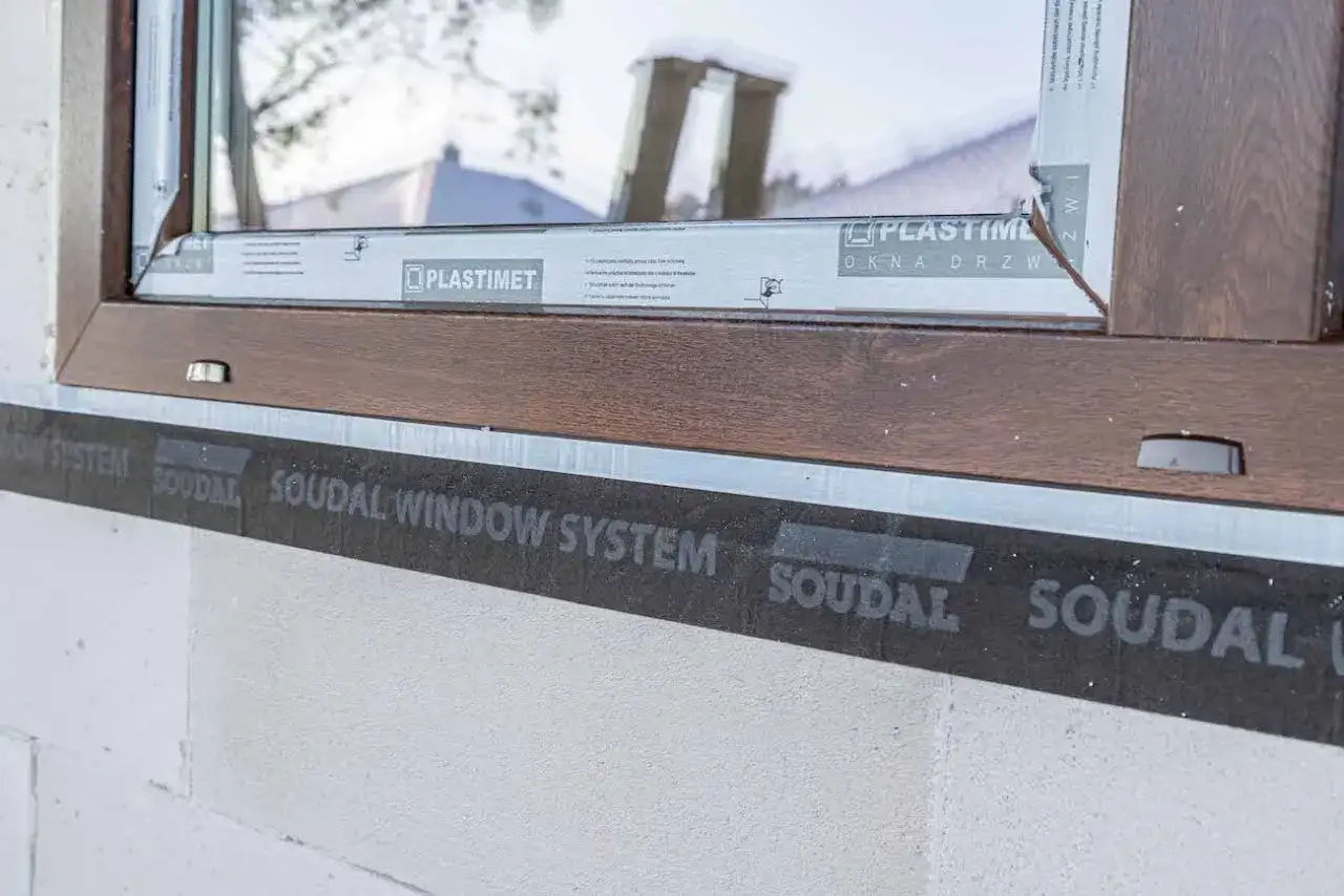 Taśma do szczelnego montażu okien Soudal Window System zapewnia izolację i ochronę przed wilgocią.