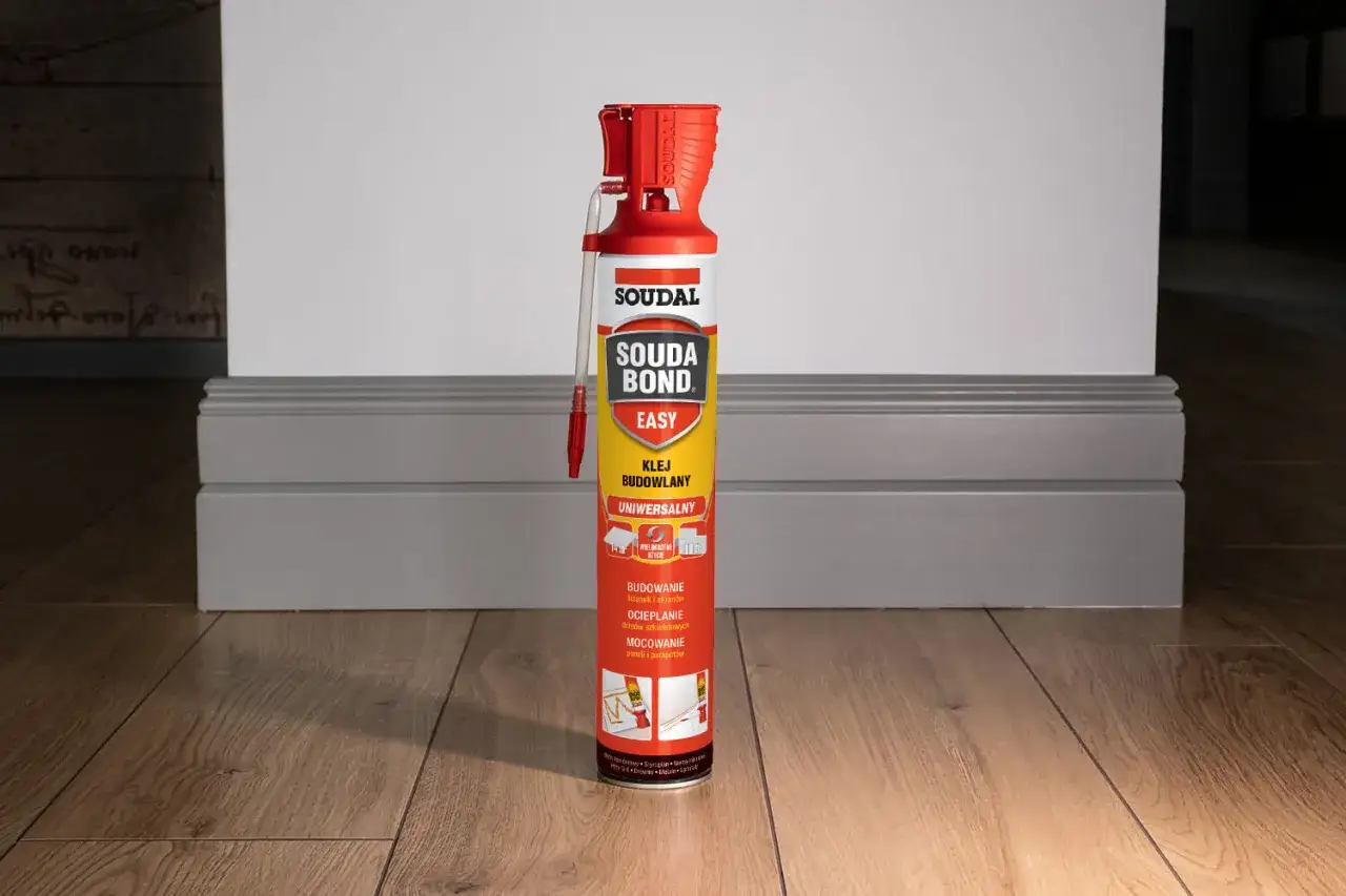 Puszka kleju budowlanego w piance Soudal Bond Easy, idealna do budowania, ocieplania i mocowania.