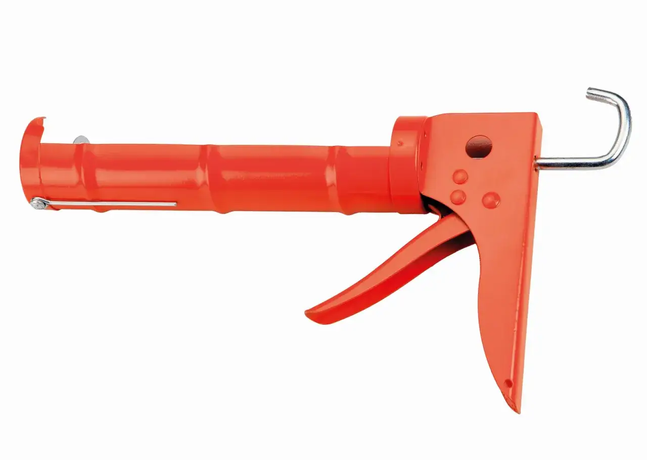 Pomarańczowy pistolet do silikonu. Dowiedz się, jak wyjąć silikon z pistoletu, by sprawnie dokończyć prace.