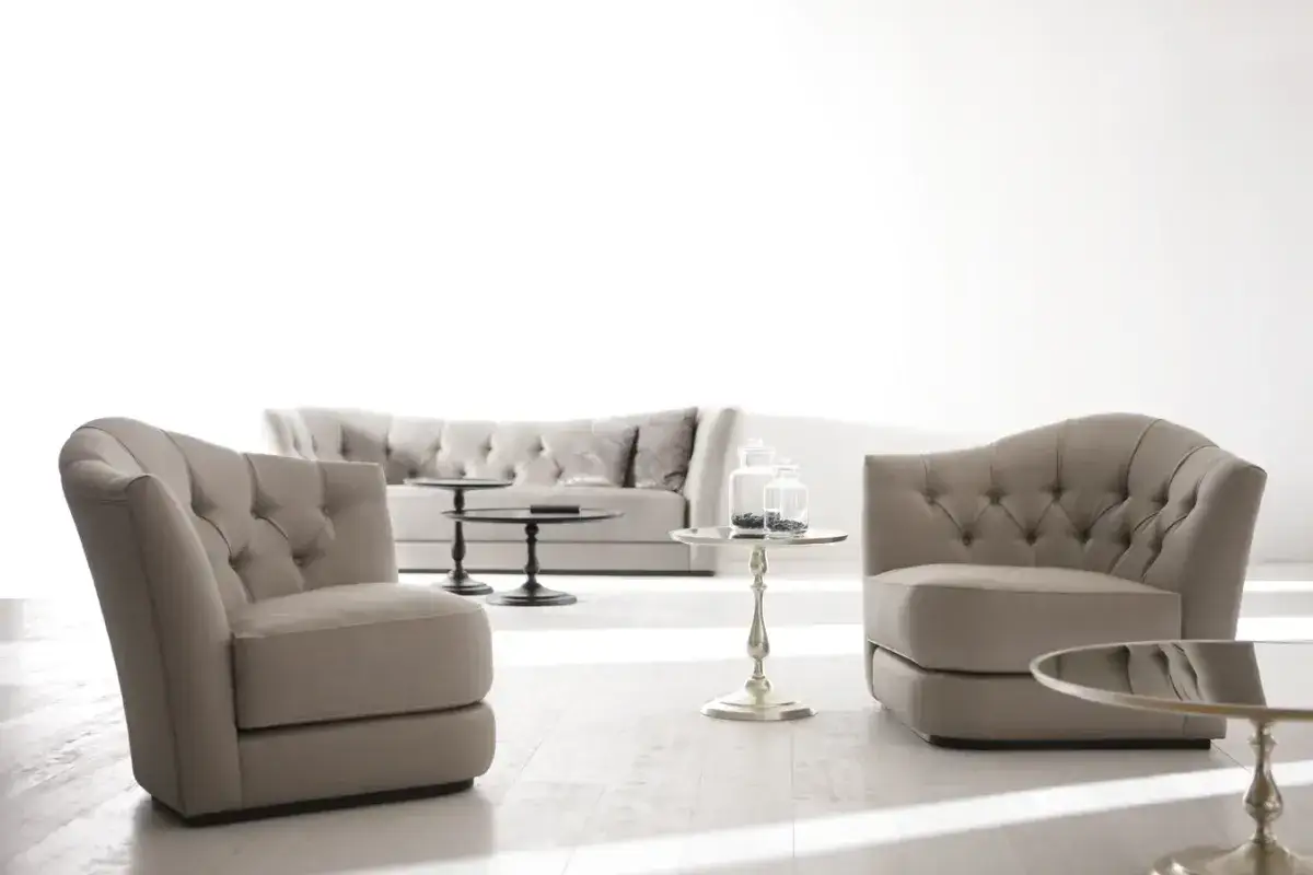 Eleganckie fotele i sofa w salonie. Chcesz wiedzieć, jak sprzedać meble używane? To stylowe wnętrze może być inspiracją.