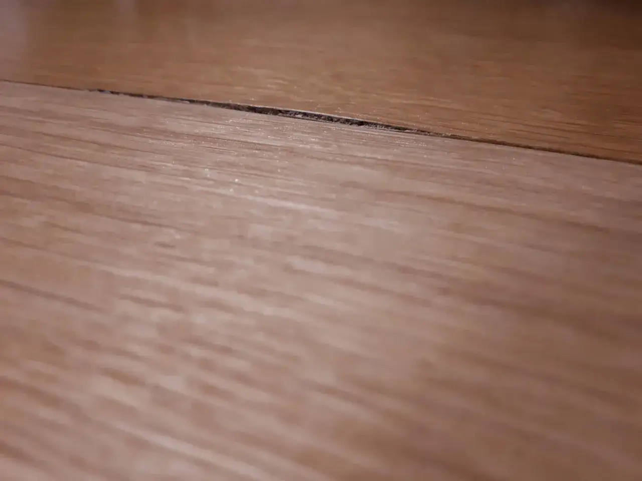 Widoczny pęknięty blat laminowany, który wymaga naprawy. Dowiedz się, jak naprawić spuchnięty blat laminowany.