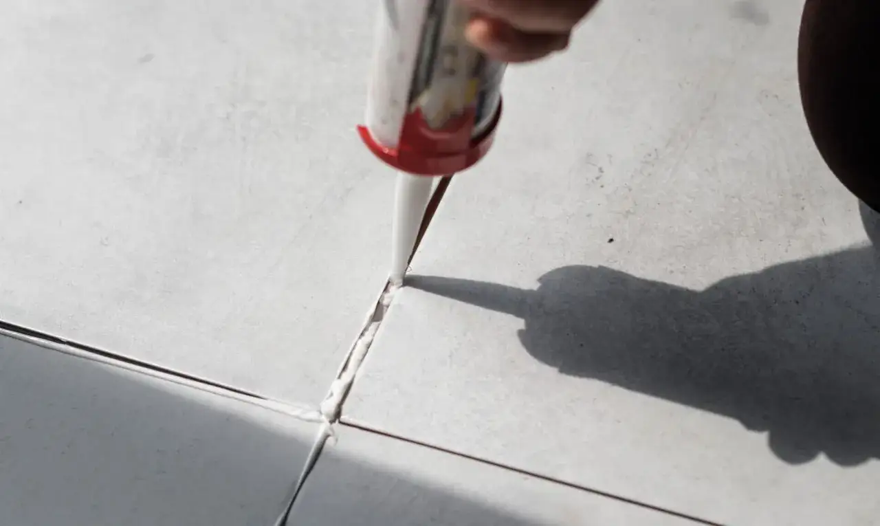 Zdjęcie Soudal silikon sanitarny ile schnie? Poznaj czas schnięcia i utwardzania