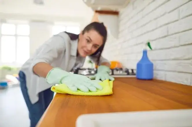 Zdjęcie Jak usunąć spaleniznę z blatu – skuteczne sposoby na czysty blat