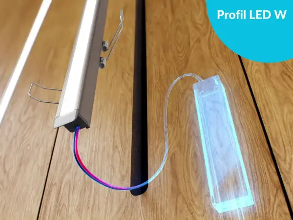 Profil LED W: zobacz, jak zamontować ledy na ścianie. Prosty montaż taśmy LED w profilu aluminiowym.