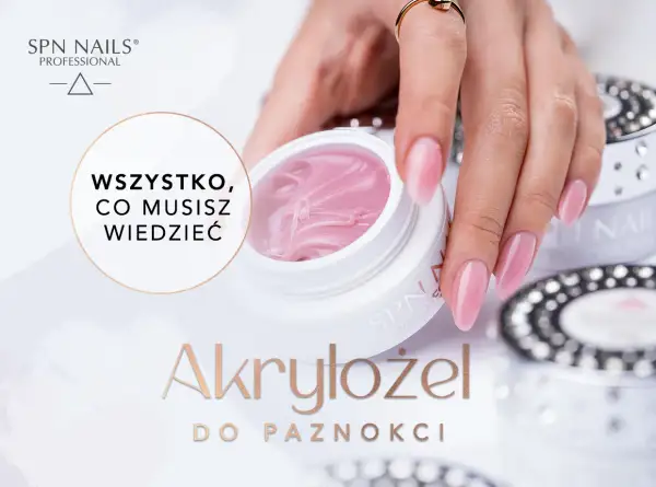 Różowy akrylożel do paznokci, który nie żółknie, w słoiczku. Dłonie z idealnym manicure.