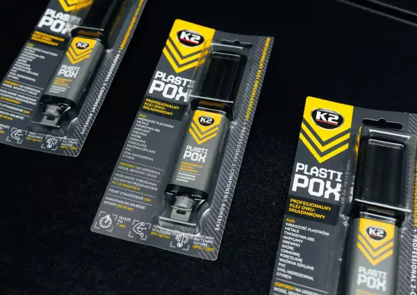 Super mocny klej montażowy K2 Plasti Pox w opakowaniach. Do plastiku, metalu, drewna i innych materiałów.