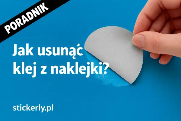 Poradnik: Jak usunąć klej z naklejki? Dłoń trzyma fragment szarej naklejki, odsłaniając klej.