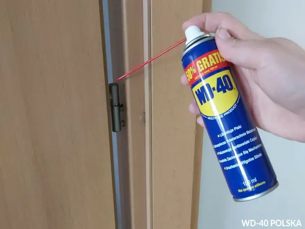 Chcesz wiedzieć, czym smarować skrzypiące drzwi? Użyj WD-40, aby wyciszyć zawiasy i zapewnić płynne działanie.