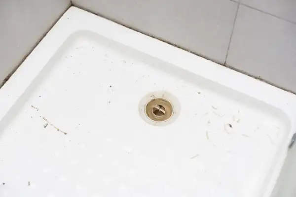 Skuteczne sposoby na to, czym wyczyścić silikon w kabinie prysznicowej