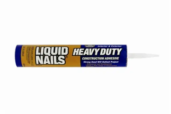 Tubka z klejem budowlanym Liquid Nails Heavy Duty. To gwóźdź w płynie, który zapewni trwałe połączenie.
